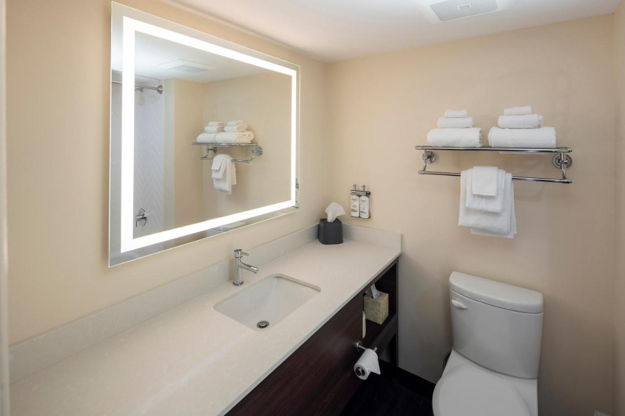 Holiday Inn Victoria - Elk Lake By Ihg Saanich Екстер'єр фото