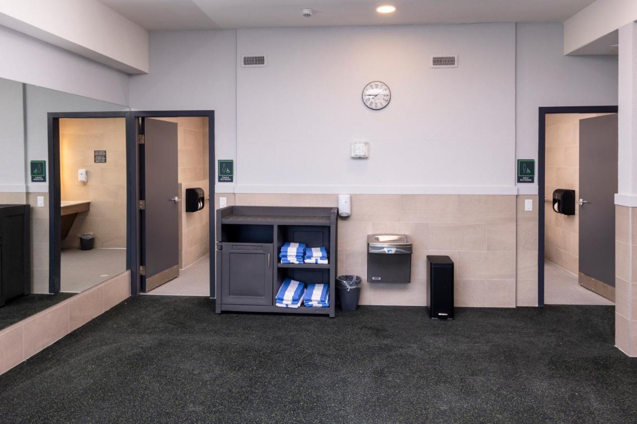 Holiday Inn Victoria - Elk Lake By Ihg Saanich Екстер'єр фото