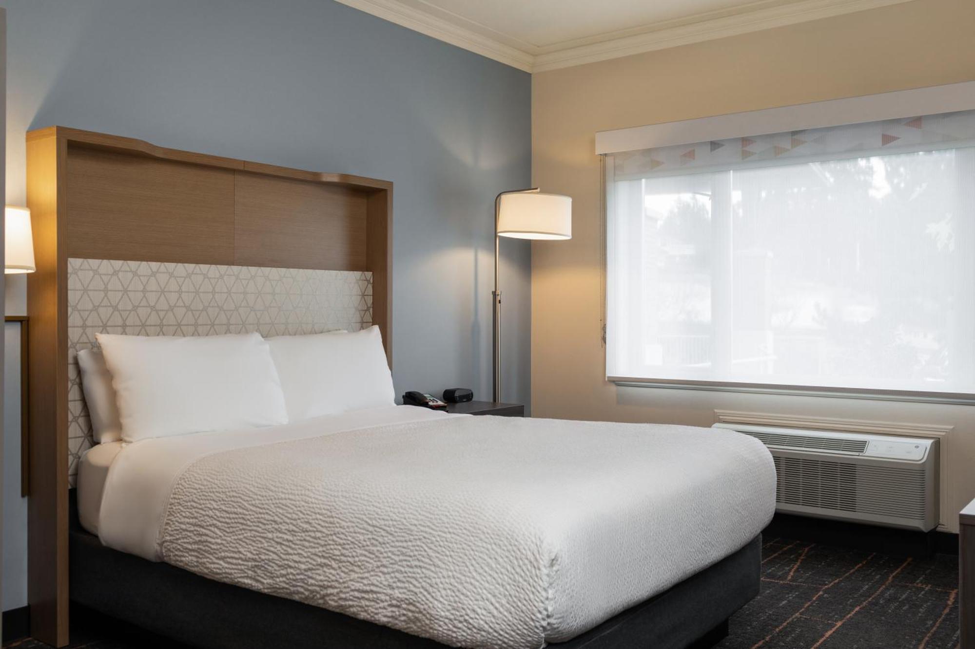 Holiday Inn Victoria - Elk Lake By Ihg Saanich Екстер'єр фото