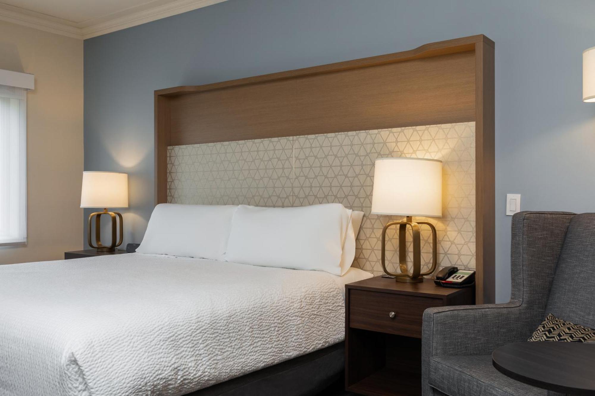 Holiday Inn Victoria - Elk Lake By Ihg Saanich Екстер'єр фото
