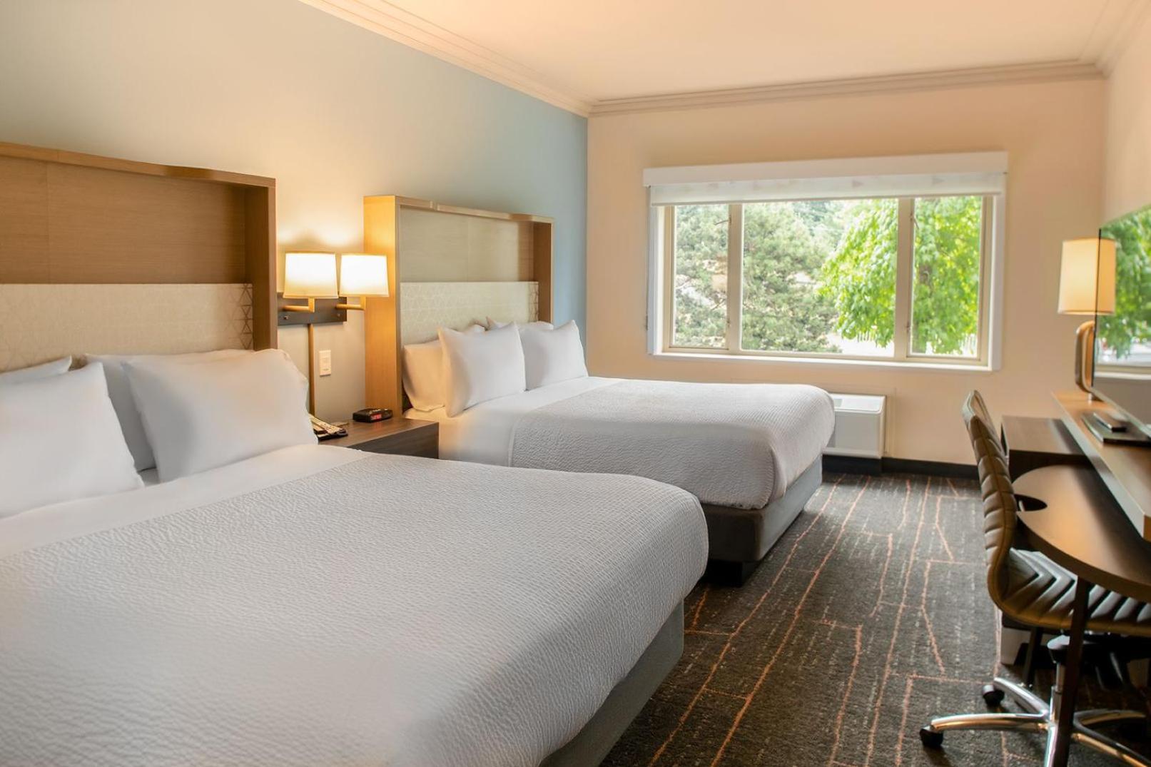 Holiday Inn Victoria - Elk Lake By Ihg Saanich Екстер'єр фото