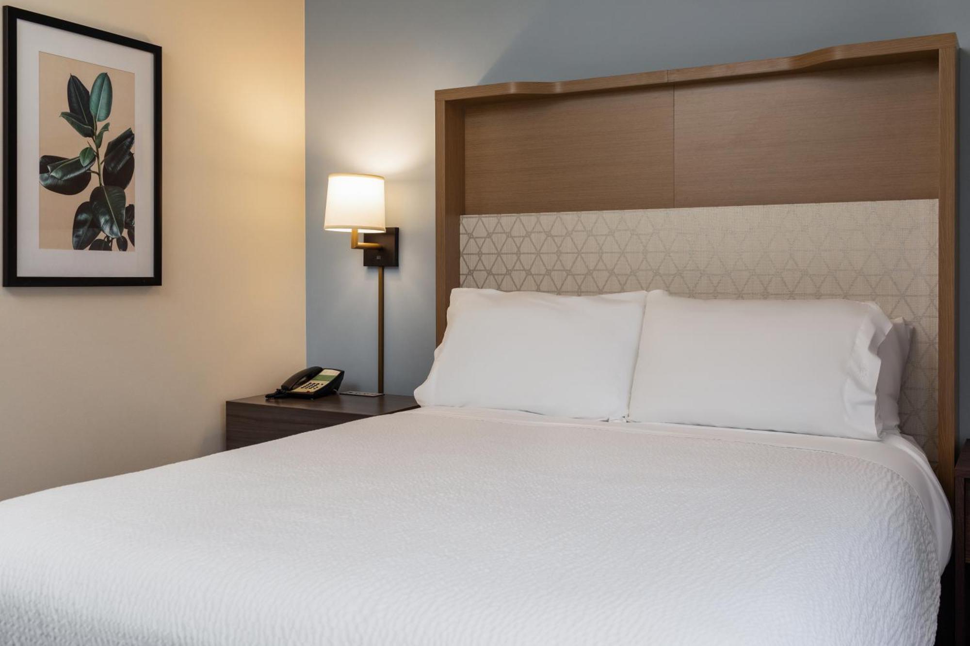 Holiday Inn Victoria - Elk Lake By Ihg Saanich Екстер'єр фото